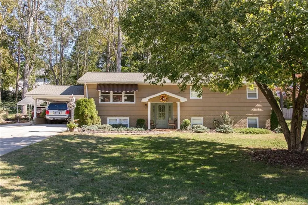 146 42nd Avenue CIR NE, Hickory, NC 28601