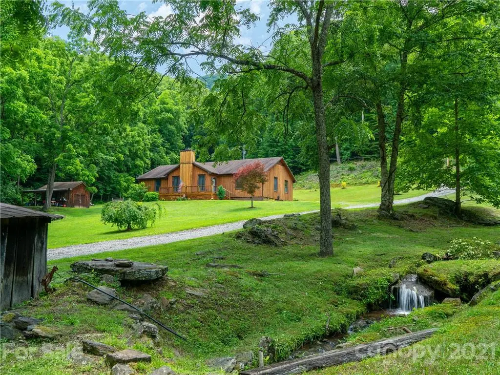 101 Waterwheel DR, Green Mountain, NC 28740