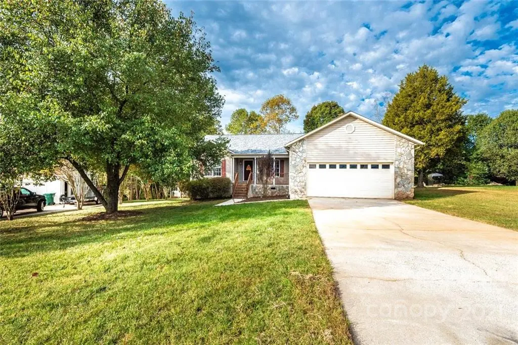 1520 Farmington Hills DR, Conover, NC 28613