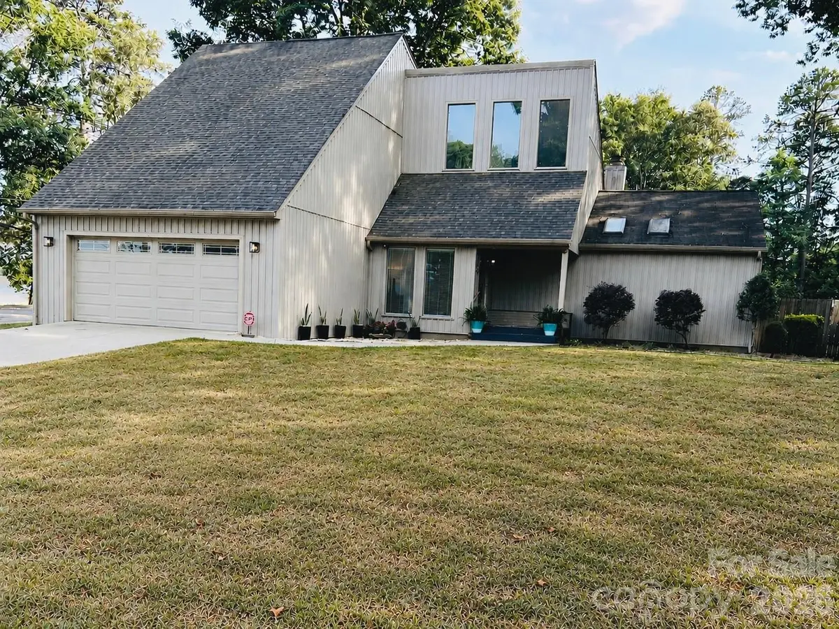 496 17th Avenue DR NE, Hickory, NC 28601