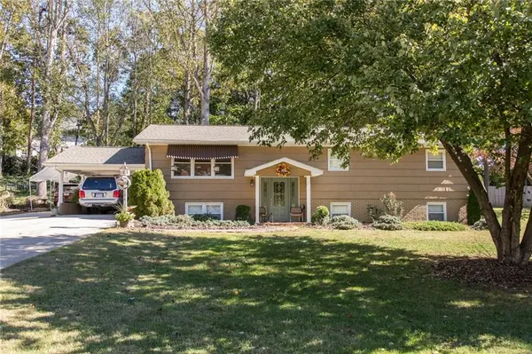 146 42nd Avenue CIR NE, Hickory, NC 28601