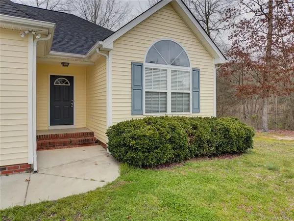 530 Kittiewake LN, Clover, SC 29710