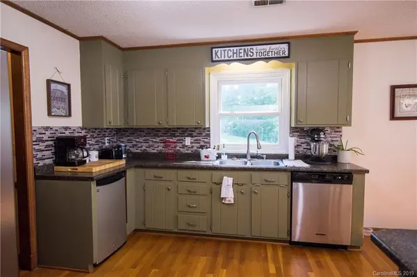 322 Da Lowe RD, Alexis, NC 28006