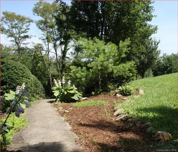 10 Clearview LN, Weaverville, NC 28787