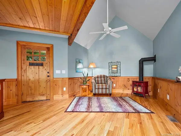 145 Hiaway TRL, Clyde, NC 28721