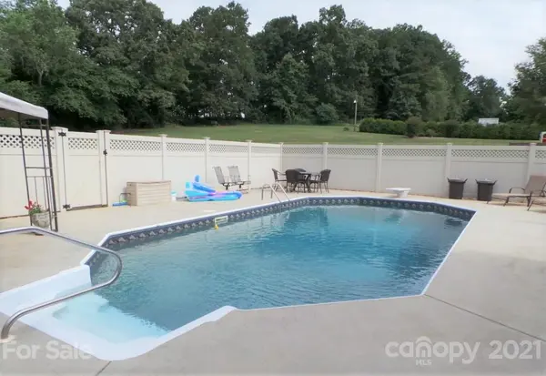 1125 Walnut Acres DR, Hickory, NC 28602