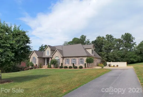 1125 Walnut Acres DR, Hickory, NC 28602