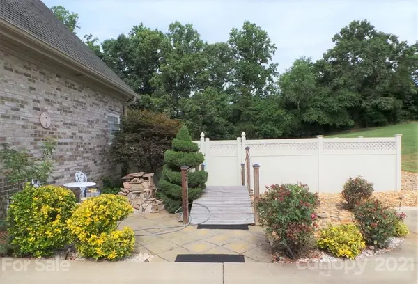 1125 Walnut Acres DR, Hickory, NC 28602