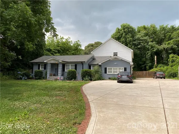 8709 Lawyers RD, Charlotte, NC 28227