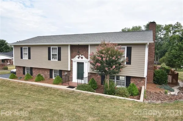 5507 Suttlemyre LN, Hickory, NC 28601