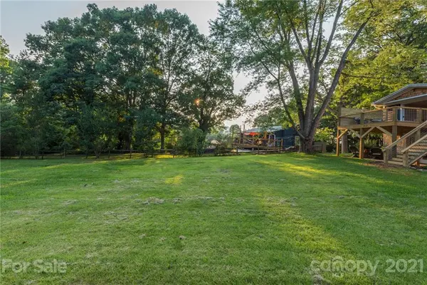 32 Clovernook DR, Arden, NC 28704