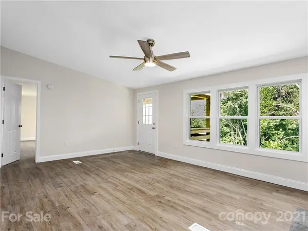 31 Honey Locust LN, Candler, NC 28715