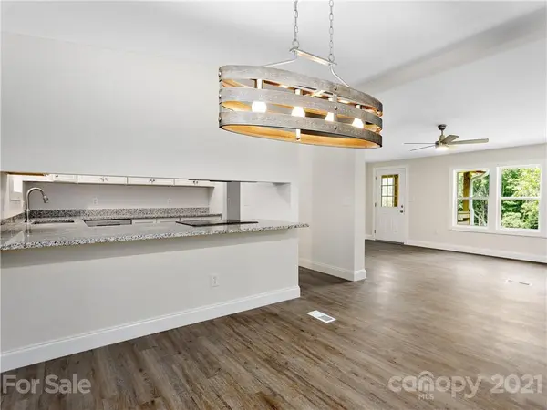 31 Honey Locust LN, Candler, NC 28715