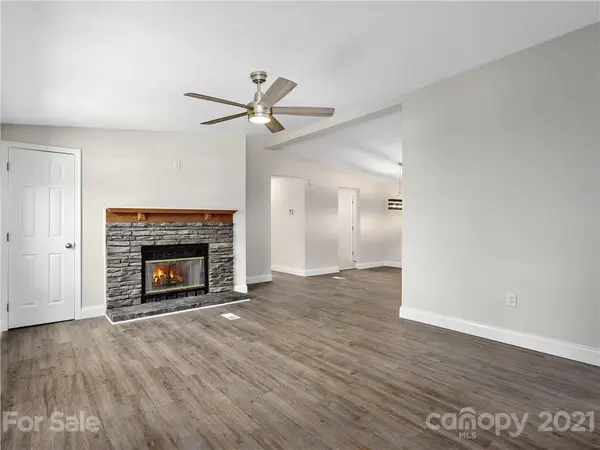 31 Honey Locust LN, Candler, NC 28715