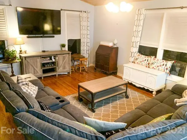 53 Fullwood LN, Sylva, NC 28779