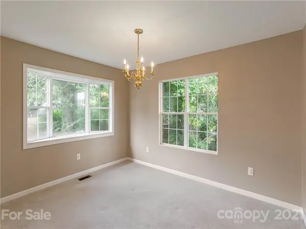 28 Secretariat DR, Hendersonville, NC 28792