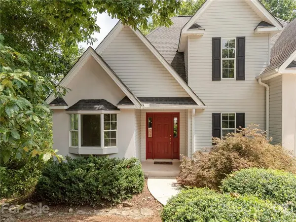 28 Secretariat DR, Hendersonville, NC 28792