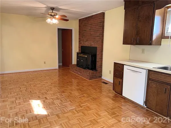 1800 Woodridge CIR, Hickory, NC 28602