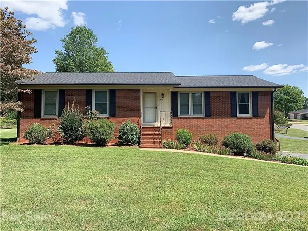 1800 Woodridge CIR, Hickory, NC 28602