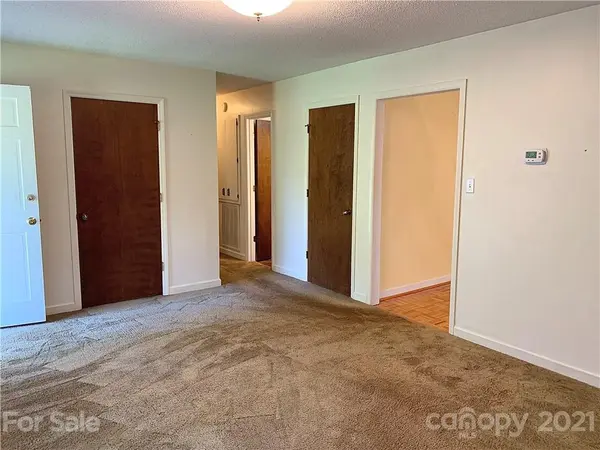 1800 Woodridge CIR, Hickory, NC 28602