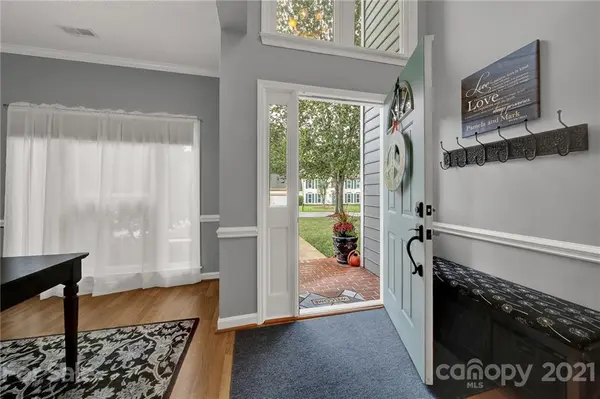 9817 Leaf Arbor LN, Charlotte, NC 28277