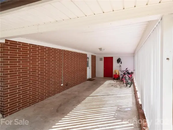 1156 11th Street CIR NW, Hickory, NC 28601