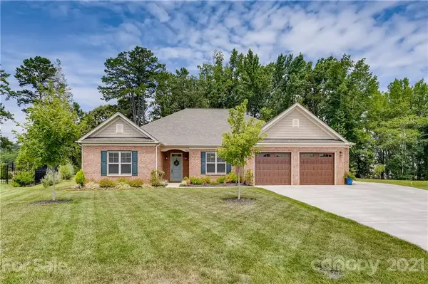 166 Holly Ridge DR, Mooresville, NC 28115