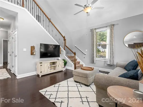 4056 Turnpike RD, Horse Shoe, NC 28742