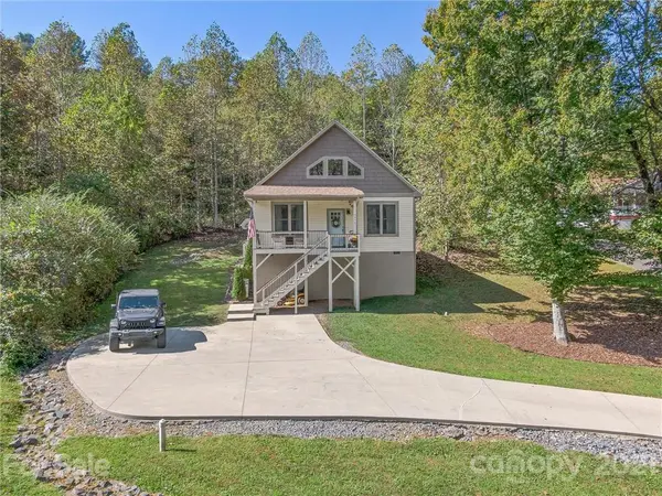 4056 Turnpike RD, Horse Shoe, NC 28742