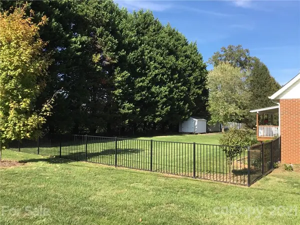 4466 Granfloral DR, Hickory, NC 28602