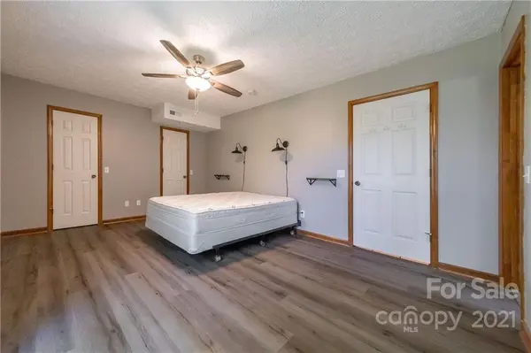32 Stonelake DR, Granite Falls, NC 28630