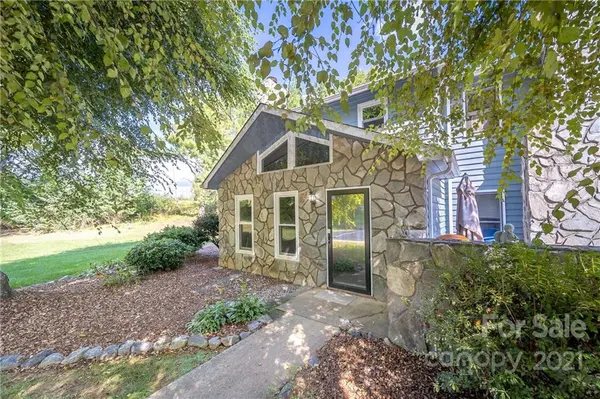 32 Stonelake DR, Granite Falls, NC 28630