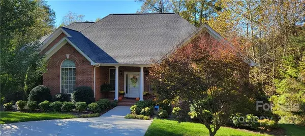 5025 Woodwinds DR NE, Hickory, NC 28601