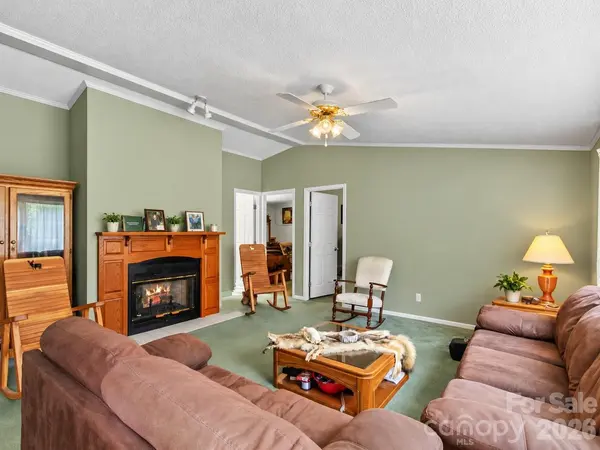 98 Cardinal LN, Burnsville, NC 28714