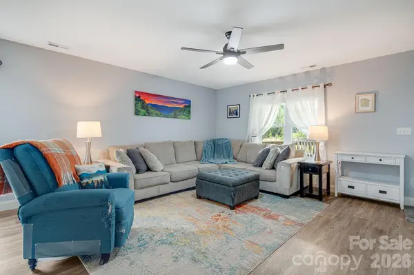 40 Quinn Hill LN, Mars Hill, NC 28754