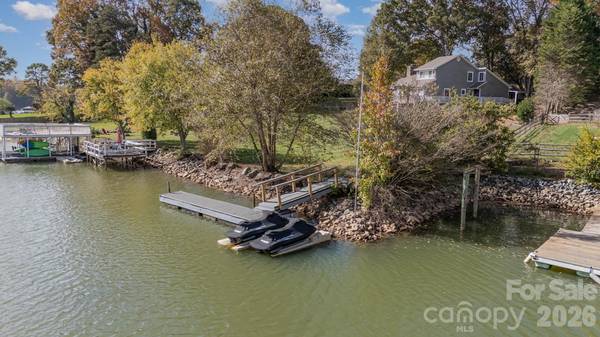 332 Queens Cove RD, Mooresville, NC 28117