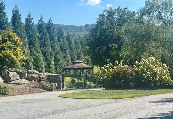 117 Sovereign LN, Fairview, NC 28730