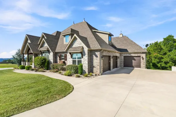 395 Sunset DR, Saddlebrooke, MO 65630