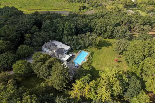 374 N Bateman CIR, Barrington Hills, IL 60010