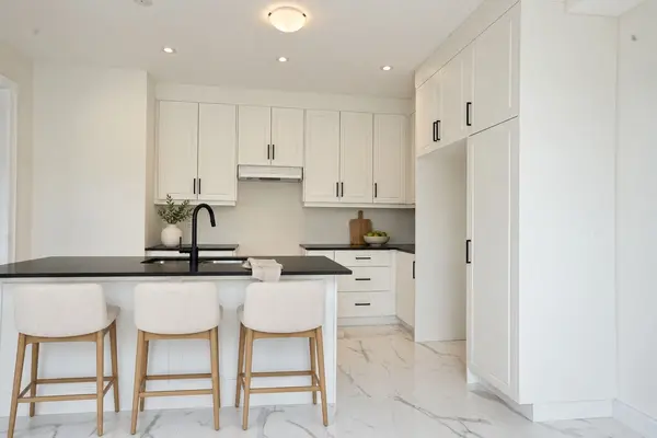 142 Antibes DR, Brampton, ON L6X 5S9