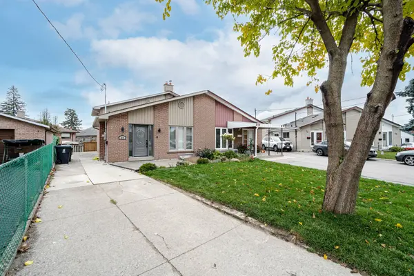 49 Gulfstream RD E, Toronto W05, ON M9M 1S4
