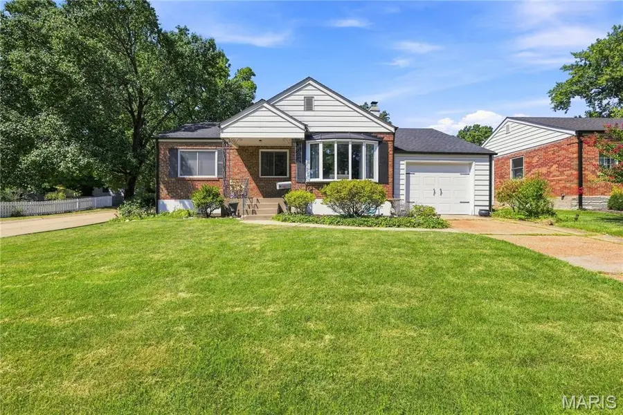 1341 Pinetree LN, St Louis, MO 63119