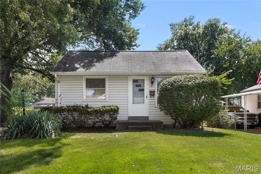 8 Wescott DR, Florissant, MO 63031
