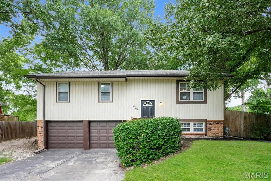 209 Valley DR, Grain Valley, MO 64029