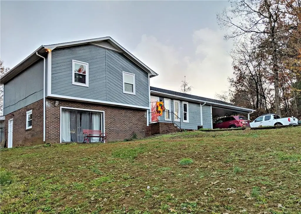 4207 Forest Point DR, Hickory, NC 28602