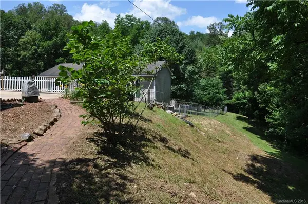 28 Jonathan CIR, Barnardsville, NC 28709