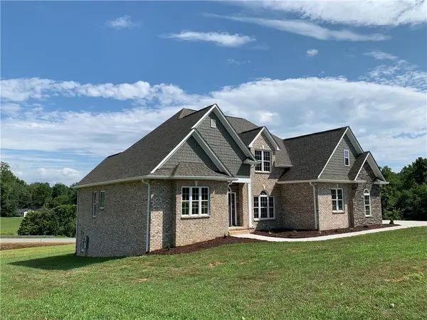 145 Oak Pointe LN, Wilkesboro, NC 28697