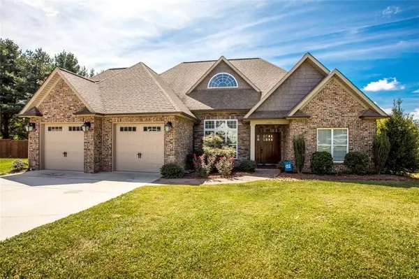 1841 WATERBURY CT, Hickory, NC 28602