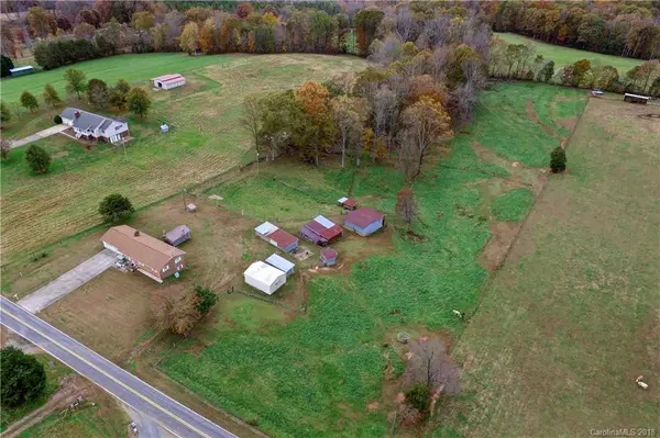 556 Pisgah Ridge CIR, Hiddenite, NC 28636