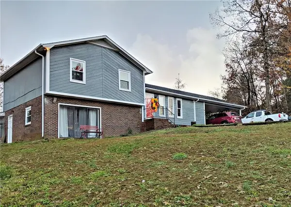 4207 Forest Point DR, Hickory, NC 28602